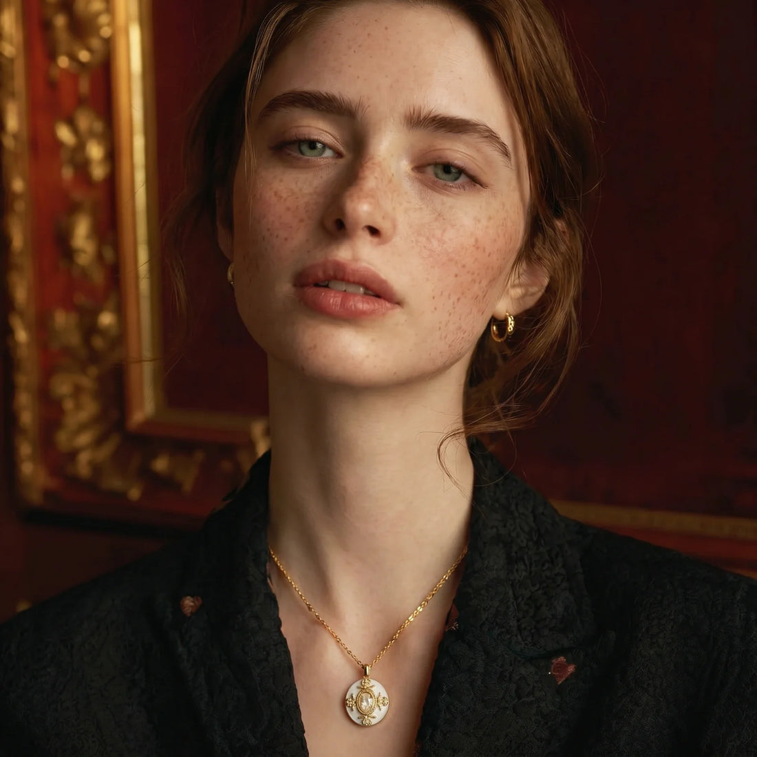 Welcher Schmuck passt zur Hochzeit? Der Guide für Gäste – nach Outfit sortiert