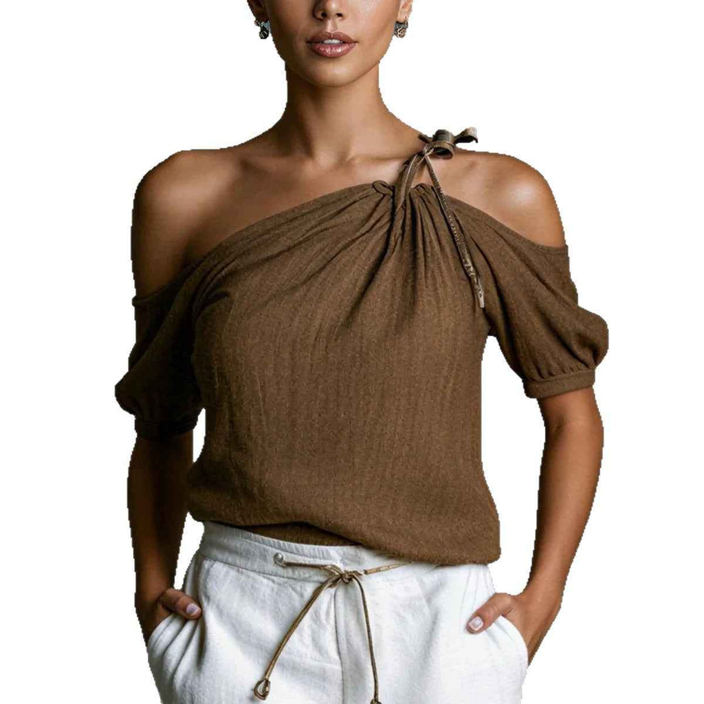 Elegante Ein-Schulter-Sommerbluse mit Drapé & Schleifen-Detail Detailansicht – Bluse – ESTID