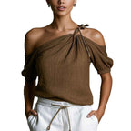 Elegante Ein-Schulter-Sommerbluse mit Drapé & Schleifen-Detail Detailansicht – Bluse – ESTID