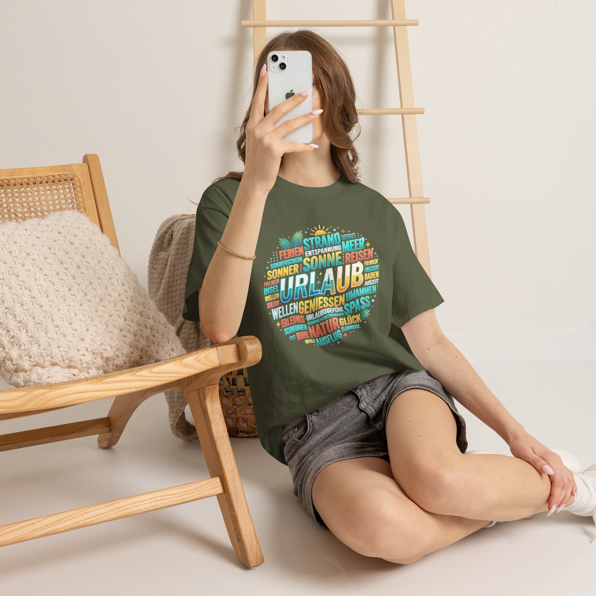 Strandurlaub T-Shirt – Retro Sonnenuntergang mit Palmen & ‚Urlaub‘ Wortwolke