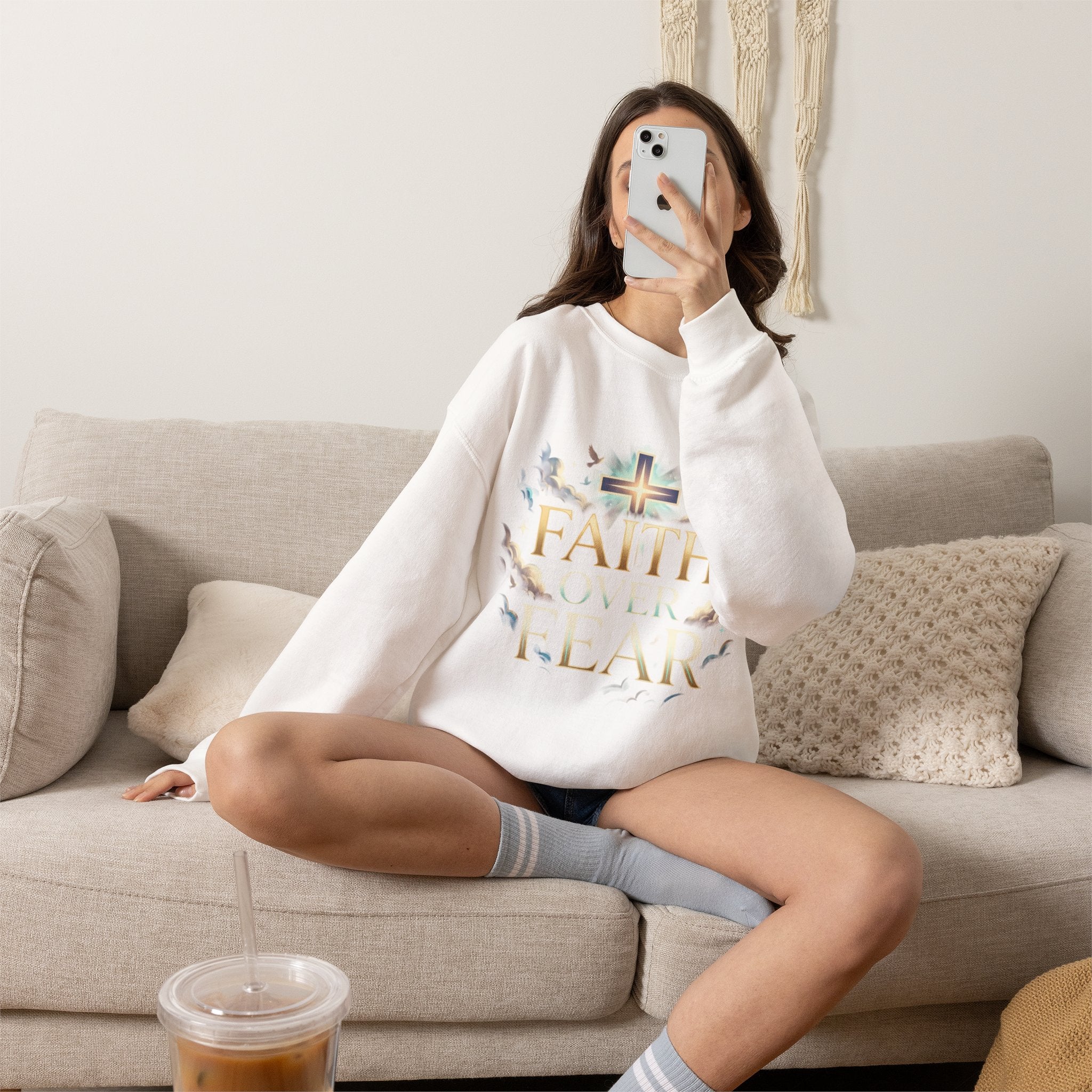 Faith Over Fear Crewneck Sweatshirt – Christliches Kreuz & Jesus Pullover