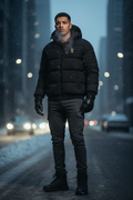 Schwarze Puffer Winterjacke mit edlem Gold-Logo Detailansicht – Pufferjacke – ESTID