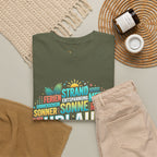 Strandurlaub T-Shirt – Retro Sonnenuntergang mit Palmen & ‚Urlaub‘ Wortwolke