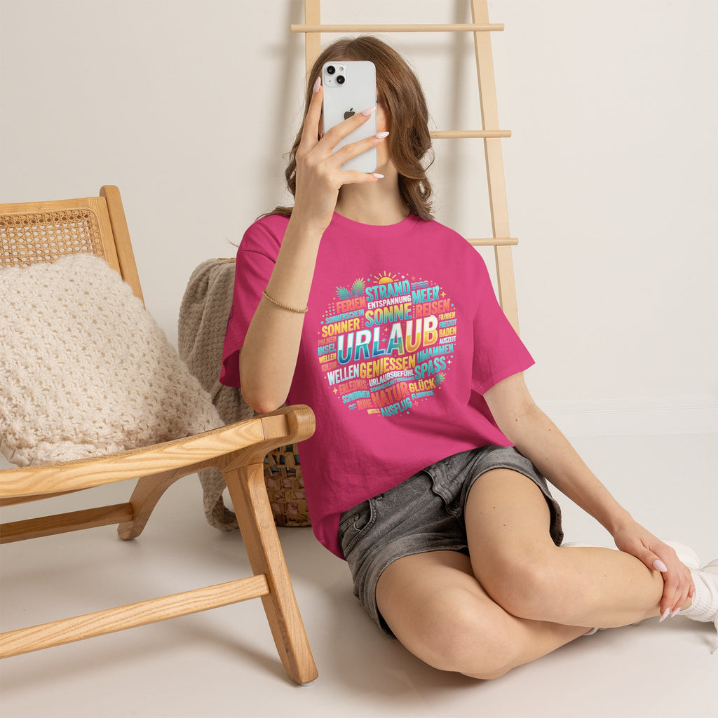 Strandurlaub T-Shirt – Retro Sonnenuntergang mit Palmen & ‚Urlaub‘ Wortwolke