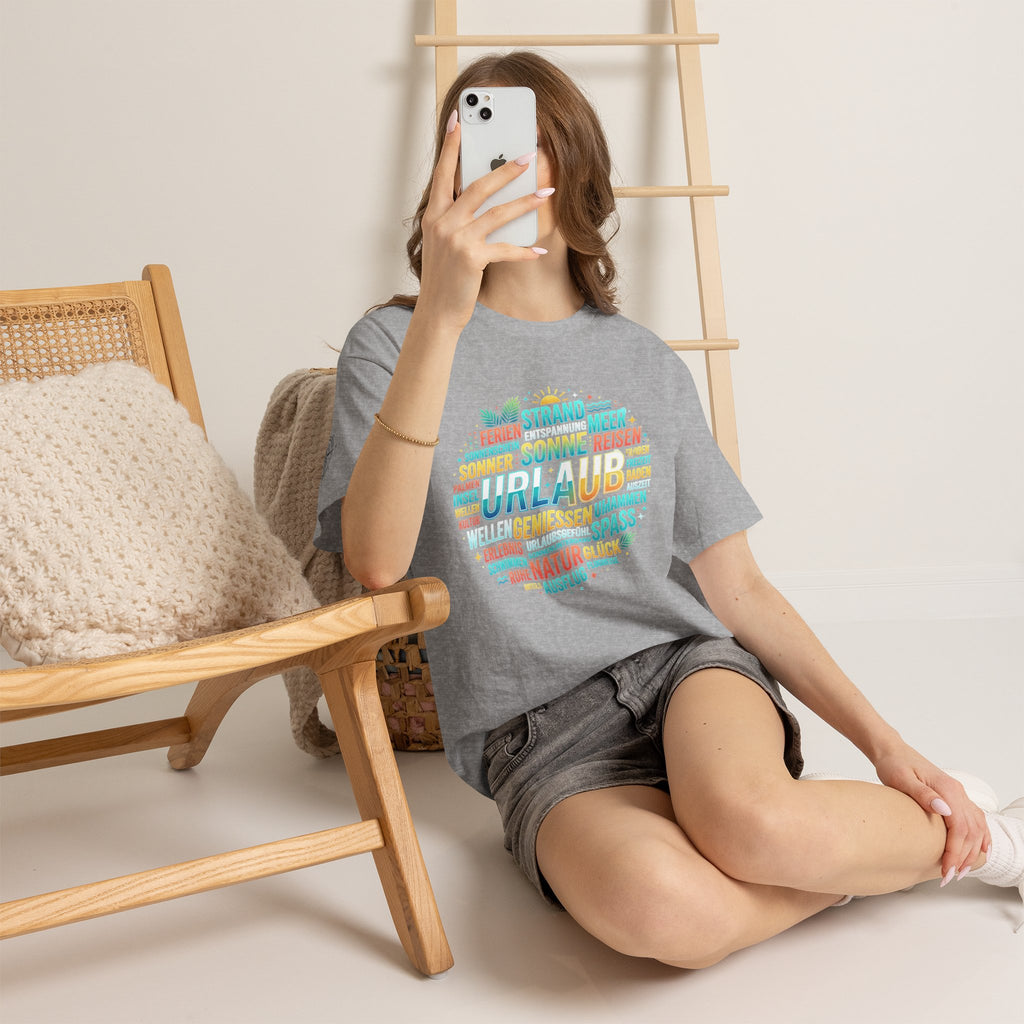 Strandurlaub T-Shirt – Retro Sonnenuntergang mit Palmen & ‚Urlaub‘ Wortwolke