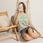 Strandurlaub T-Shirt – Retro Sonnenuntergang mit Palmen & ‚Urlaub‘ Wortwolke