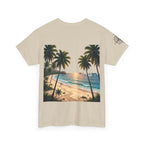 Strandurlaub T-Shirt – Retro Sonnenuntergang mit Palmen & ‚Urlaub‘ Wortwolke