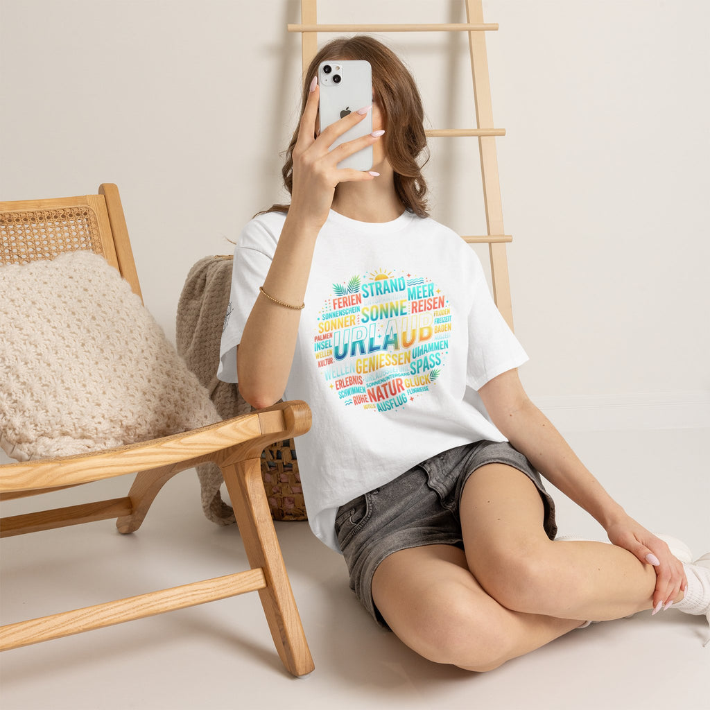 Strandurlaub T-Shirt – Retro Sonnenuntergang mit Palmen & ‚Urlaub‘ Wortwolke