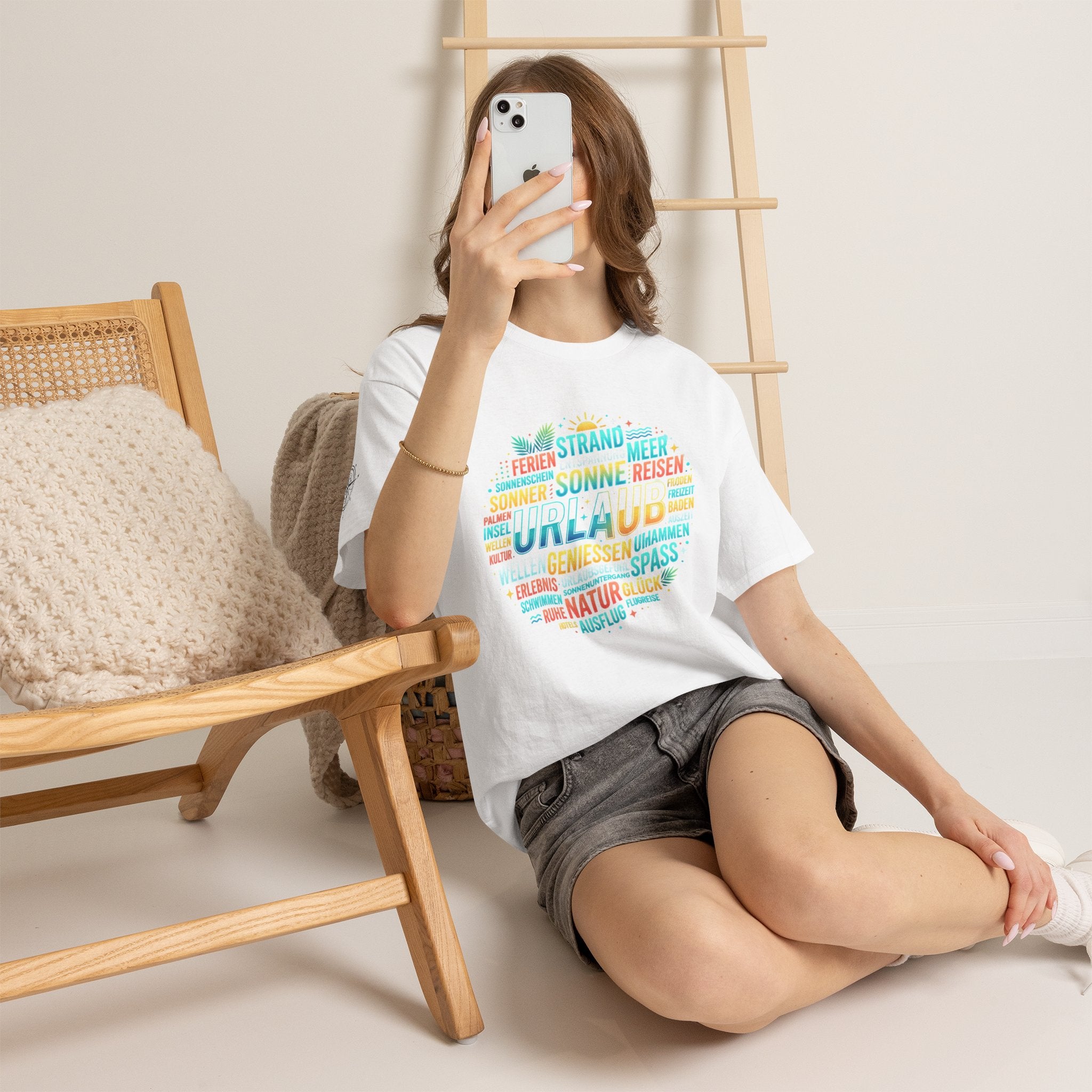 Strandurlaub T-Shirt – Retro Sonnenuntergang mit Palmen & ‚Urlaub‘ Wortwolke