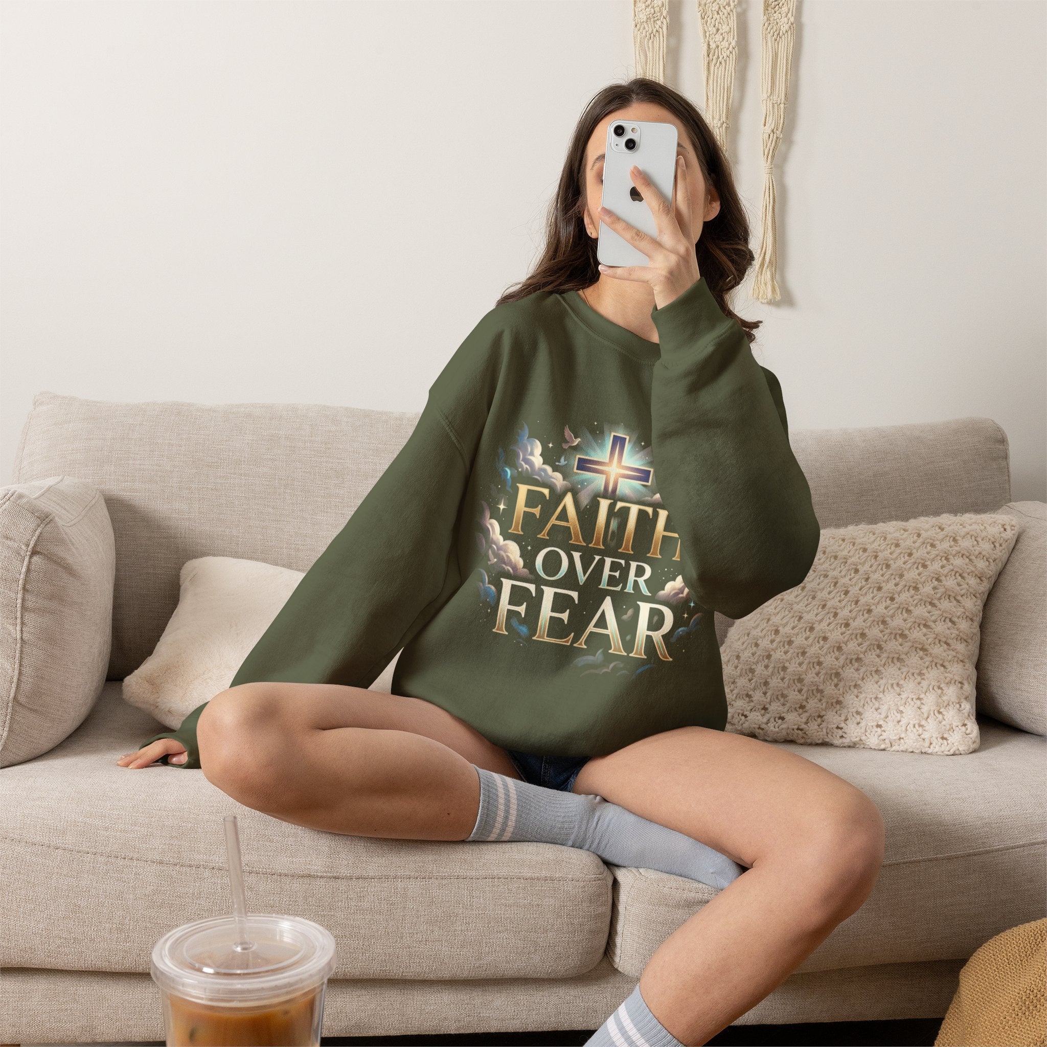 Faith Over Fear Crewneck Sweatshirt – Christliches Kreuz & Jesus Pullover