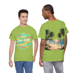 Strandurlaub T-Shirt – Retro Sonnenuntergang mit Palmen & ‚Urlaub‘ Wortwolke