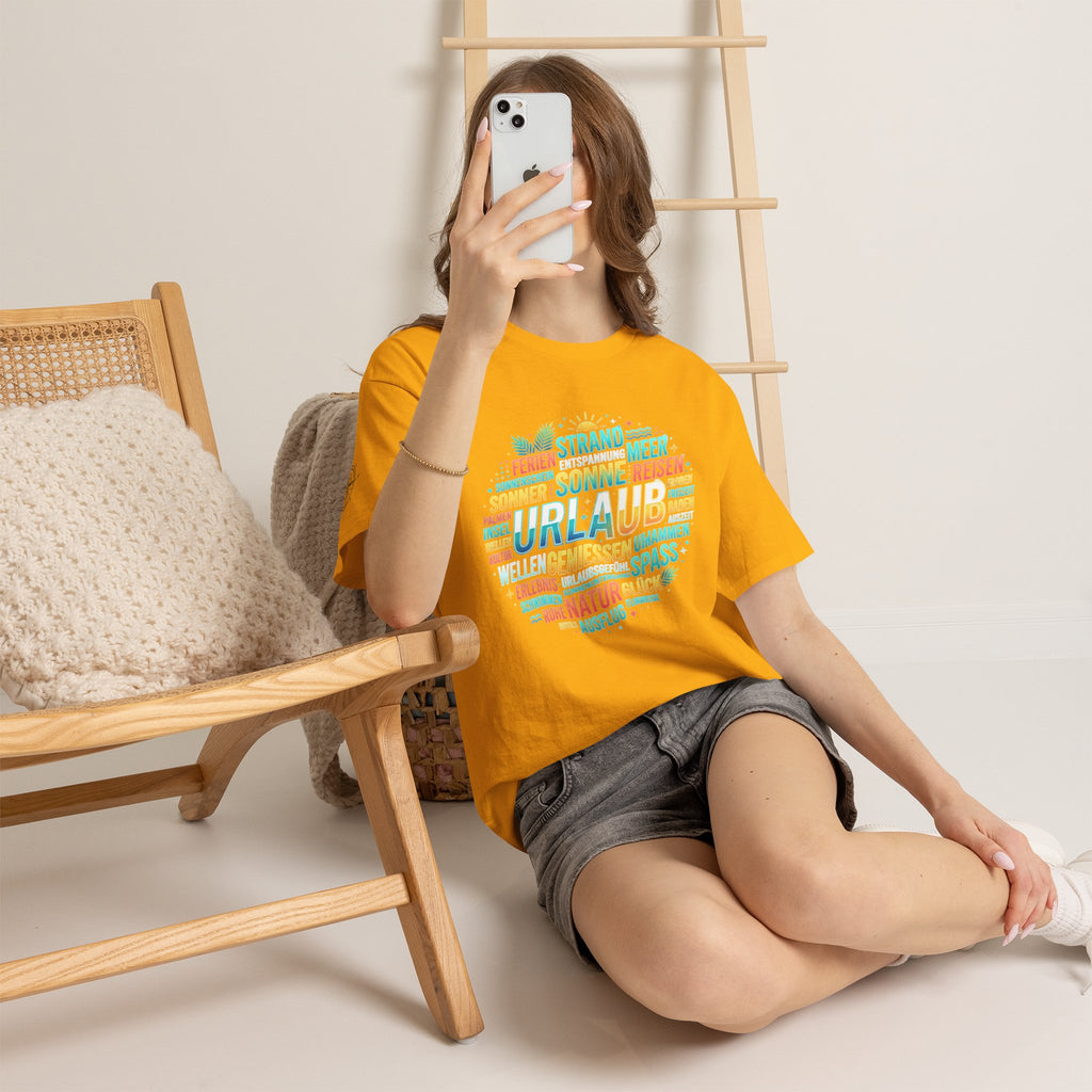 Strandurlaub T-Shirt – Retro Sonnenuntergang mit Palmen & ‚Urlaub‘ Wortwolke
