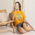 Strandurlaub T-Shirt – Retro Sonnenuntergang mit Palmen & ‚Urlaub‘ Wortwolke