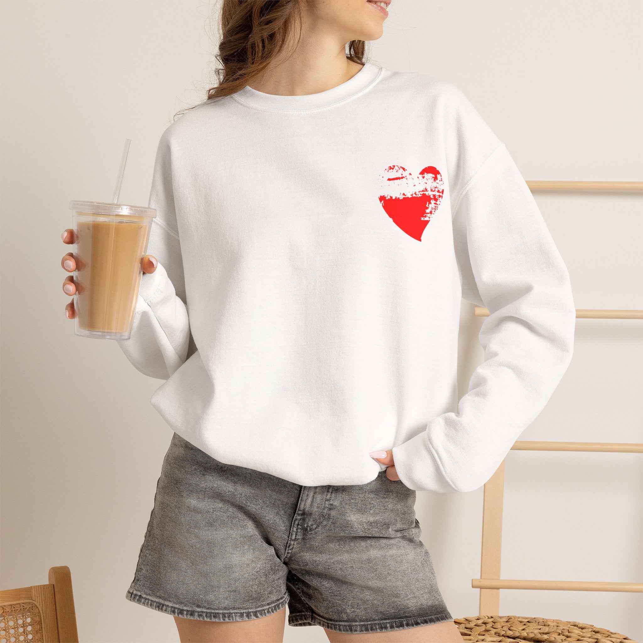 ESTID Damen Oversized Sweatshirt „Grunge Heart“ – Premium Baumwollmix Pullover mit rotem Herz-Print