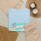 Strandurlaub T-Shirt – Retro Sonnenuntergang mit Palmen & ‚Urlaub‘ Wortwolke