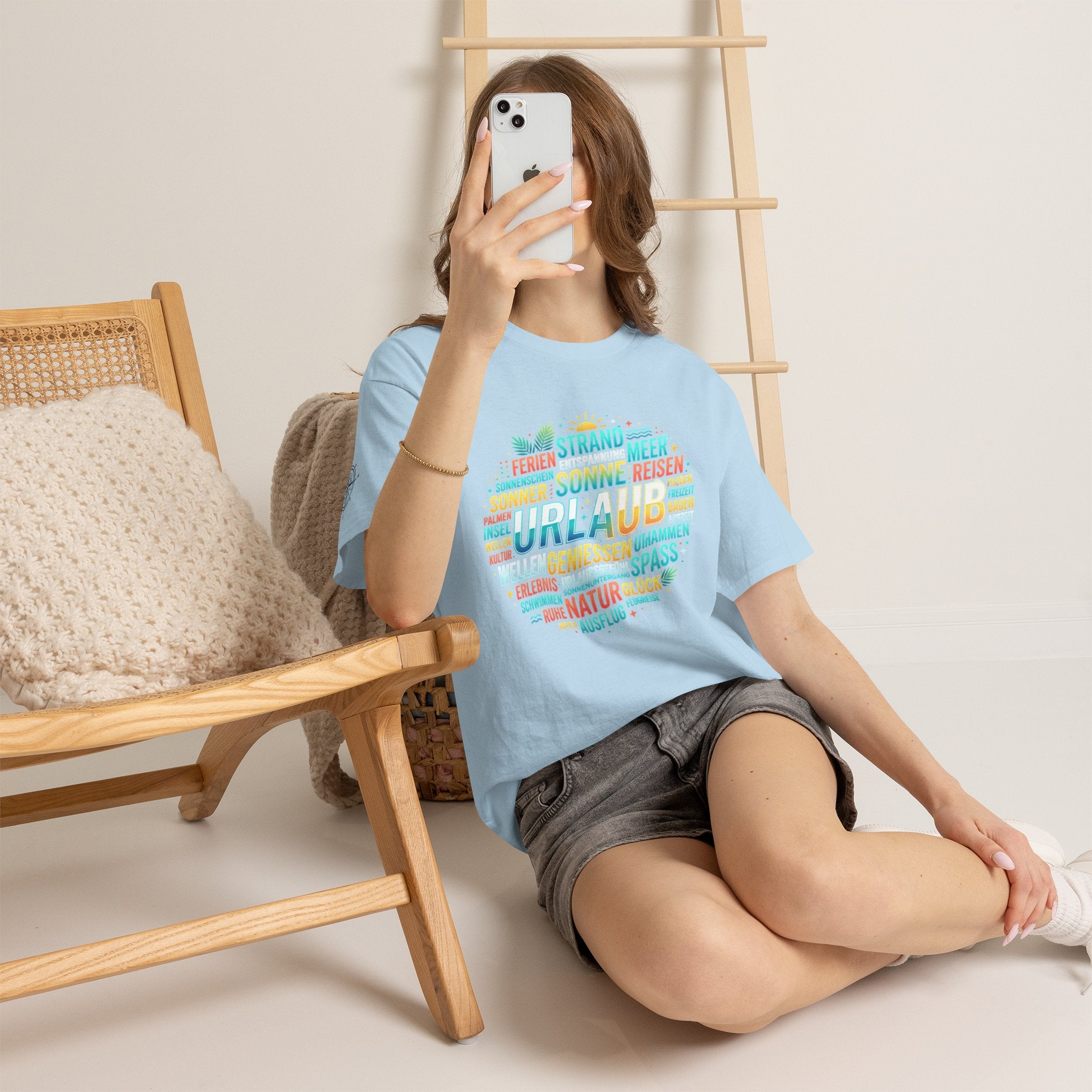 Strandurlaub T-Shirt – Retro Sonnenuntergang mit Palmen & ‚Urlaub‘ Wortwolke