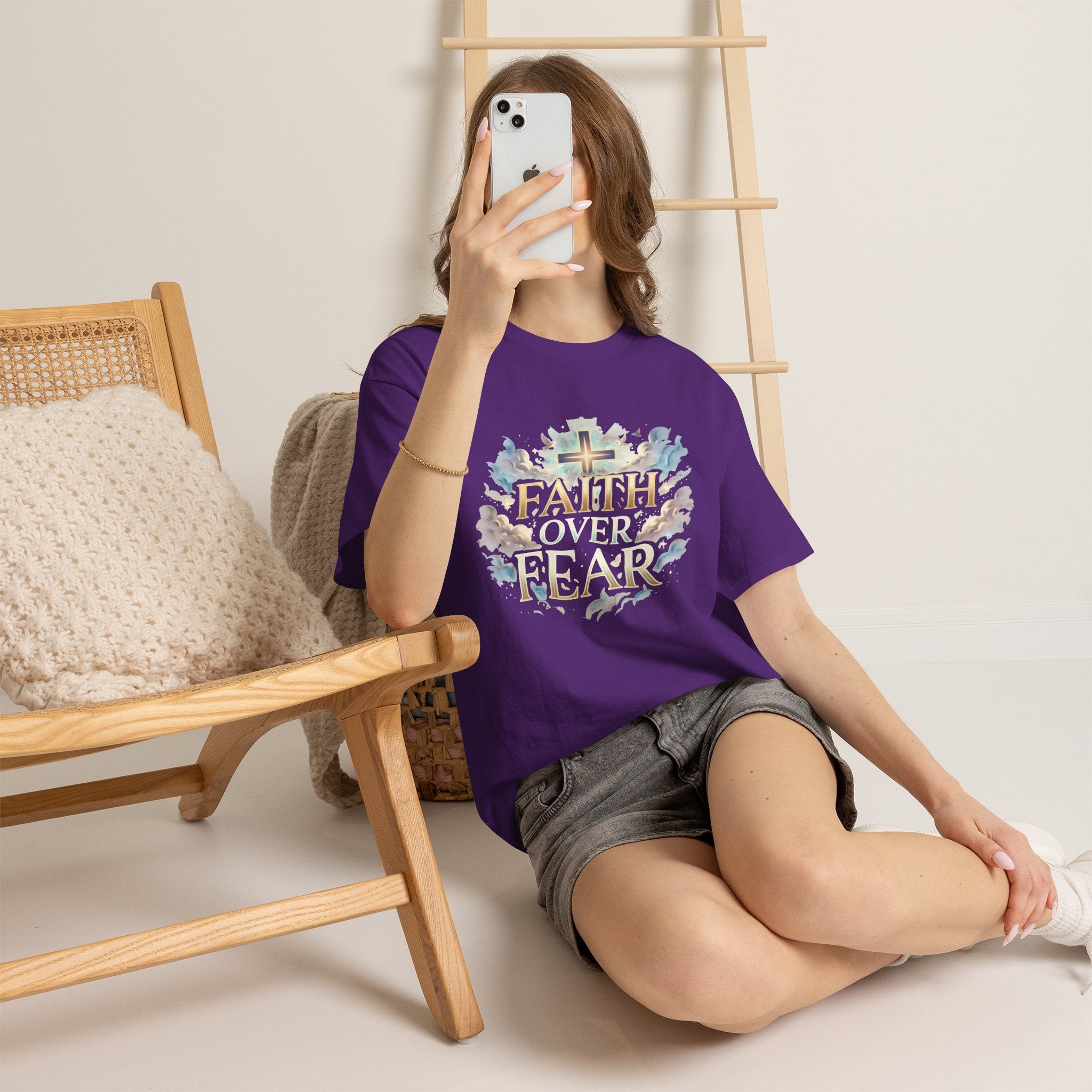 Faith Over Fear T-Shirt – Inspirierendes christliches Shirt mit Kreuz & Wolken