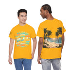 Strandurlaub T-Shirt – Retro Sonnenuntergang mit Palmen & ‚Urlaub‘ Wortwolke