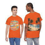 Strandurlaub T-Shirt – Retro Sonnenuntergang mit Palmen & ‚Urlaub‘ Wortwolke
