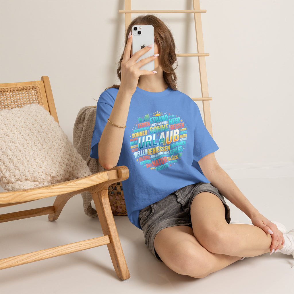 Strandurlaub T-Shirt – Retro Sonnenuntergang mit Palmen & ‚Urlaub‘ Wortwolke