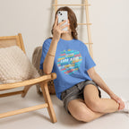 Strandurlaub T-Shirt – Retro Sonnenuntergang mit Palmen & ‚Urlaub‘ Wortwolke