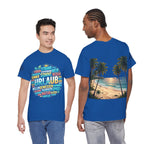 Strandurlaub T-Shirt – Retro Sonnenuntergang mit Palmen & ‚Urlaub‘ Wortwolke