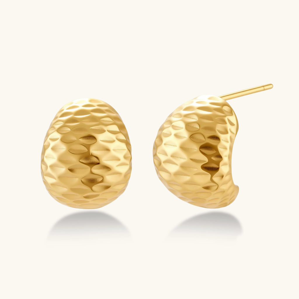 Gehämmerte Gold Huggies Detailansicht – Ohrringe – ESTID