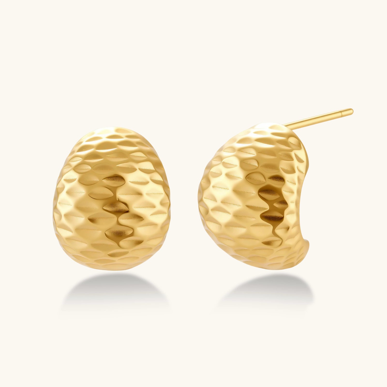 Gehämmerte Gold Huggies Detailansicht – Ohrringe – ESTID