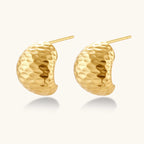 Gehämmerte Goldene Huggies Ansicht 4 – Earrings – ESTID