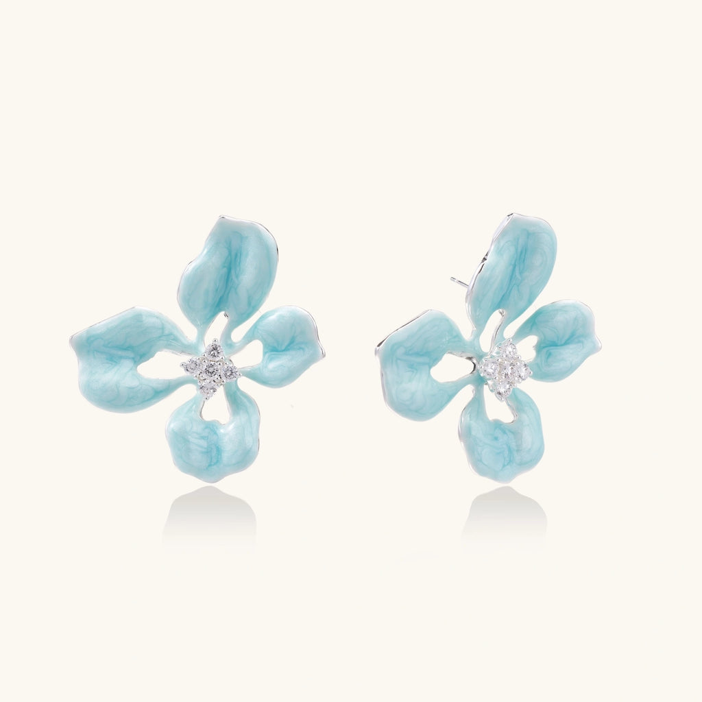 Himmelblaue Blüten-Ohrstecker Detailansicht – Earrings – ESTID