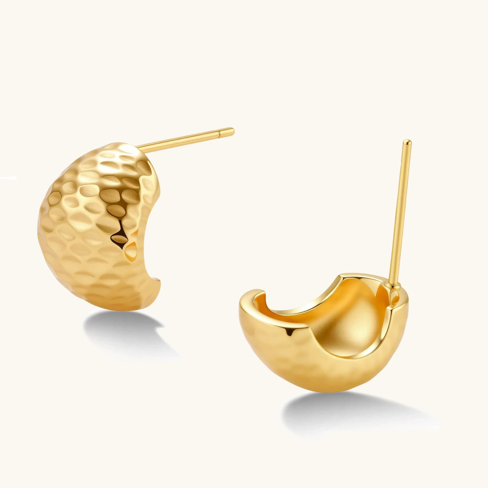 Gehämmerte Goldene Huggies Ansicht 5 – Earrings – ESTID