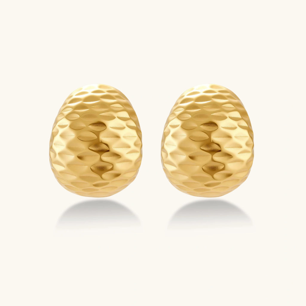 Gehämmerte Gold Huggies Ansicht 3 – Ohrringe – ESTID
