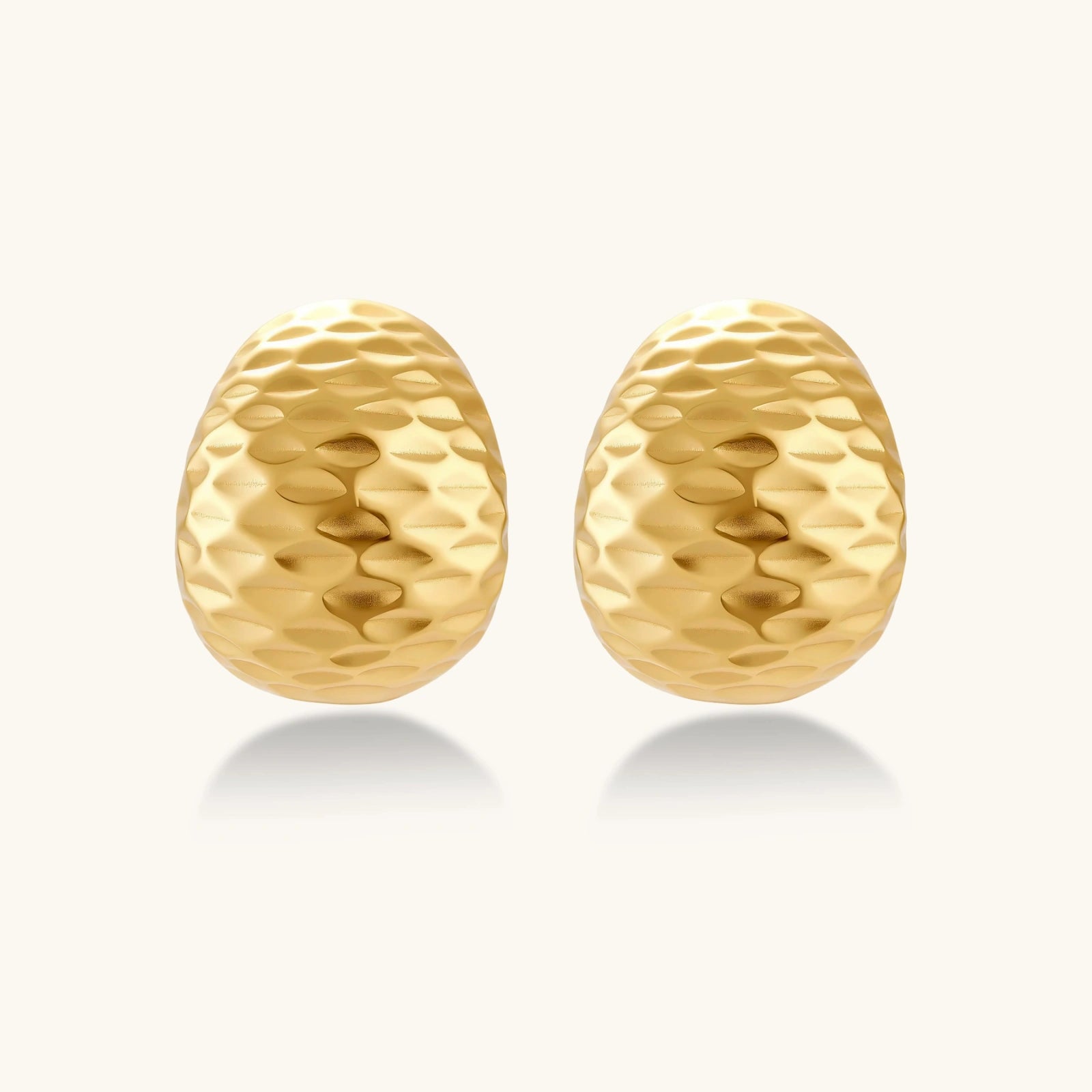 Gehämmerte Gold Huggies Ansicht 3 – Ohrringe – ESTID