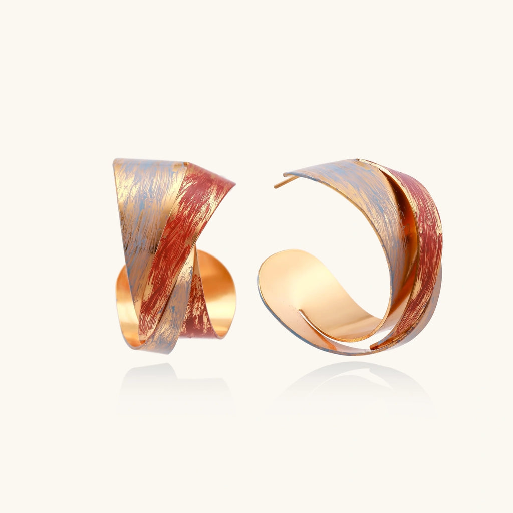 Gedrehte Flammen-Creolen Detailansicht – Earrings – ESTID