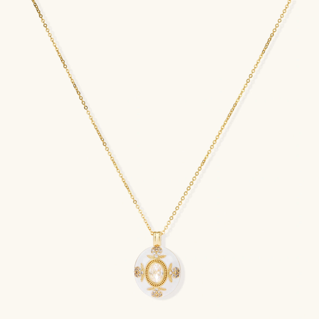 Goldenes Medaillon-Halskette Detailansicht – Necklaces – ESTID