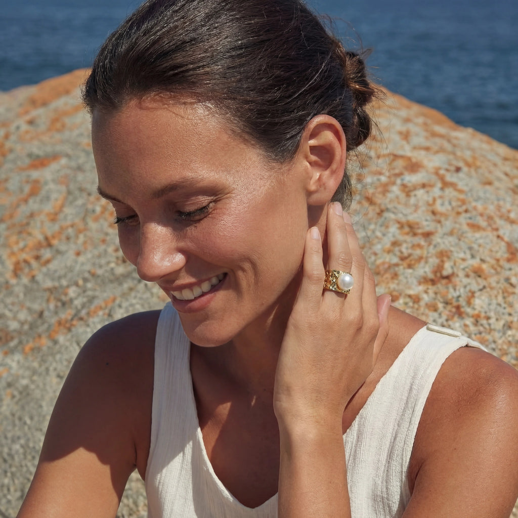 Goldene Gezeiten Perlenring Detailansicht – Ringe – ESTID