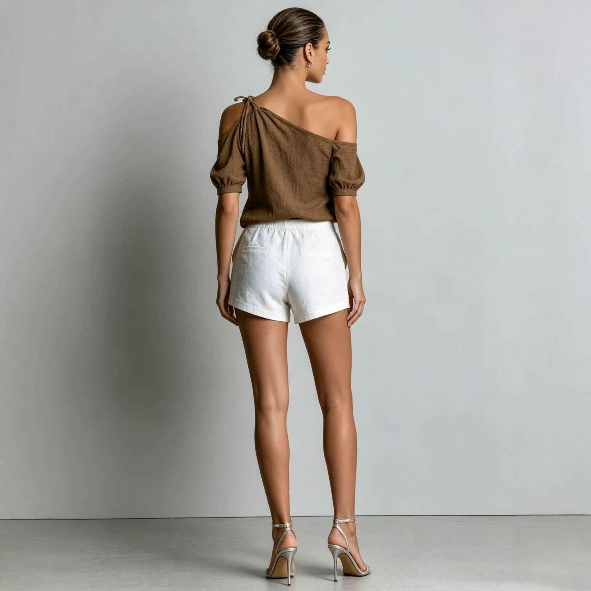 Elegante Ein-Schulter-Sommerbluse mit Drapé & Schleifen-Detail Ansicht 4 – Bluse – ESTID