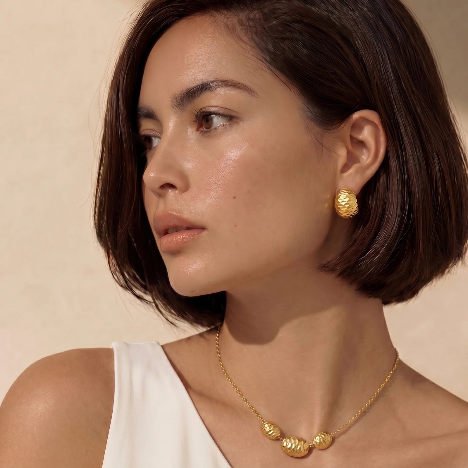 Gehämmerte Goldene Huggies – Earrings – ESTID