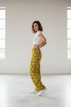 Gelbe Damen-Hose mit „God loves you“-Print ESTID – Womens Trousers – ESTID