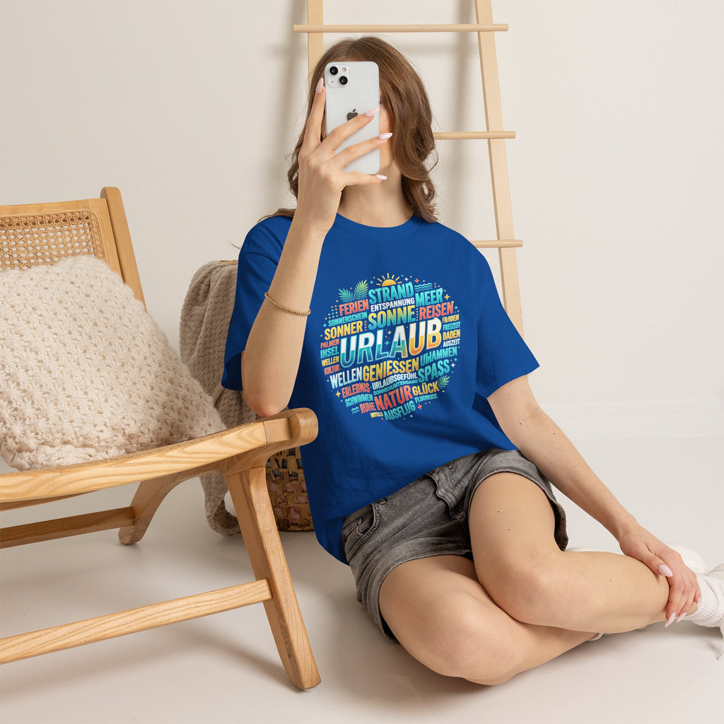 Strandurlaub T-Shirt – Retro Sonnenuntergang mit Palmen & ‚Urlaub‘ Wortwolke