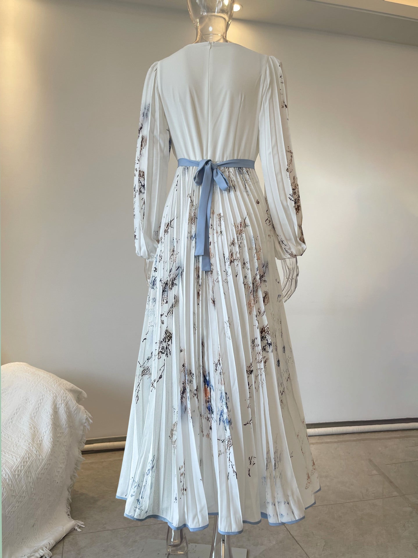 Elegantes Plissee-Maxikleid für Damen | Floral & V-Ausschnitt Ansicht 7 – Kleid – ESTID