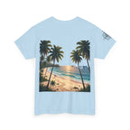 Strandurlaub T-Shirt – Retro Sonnenuntergang mit Palmen & ‚Urlaub‘ Wortwolke