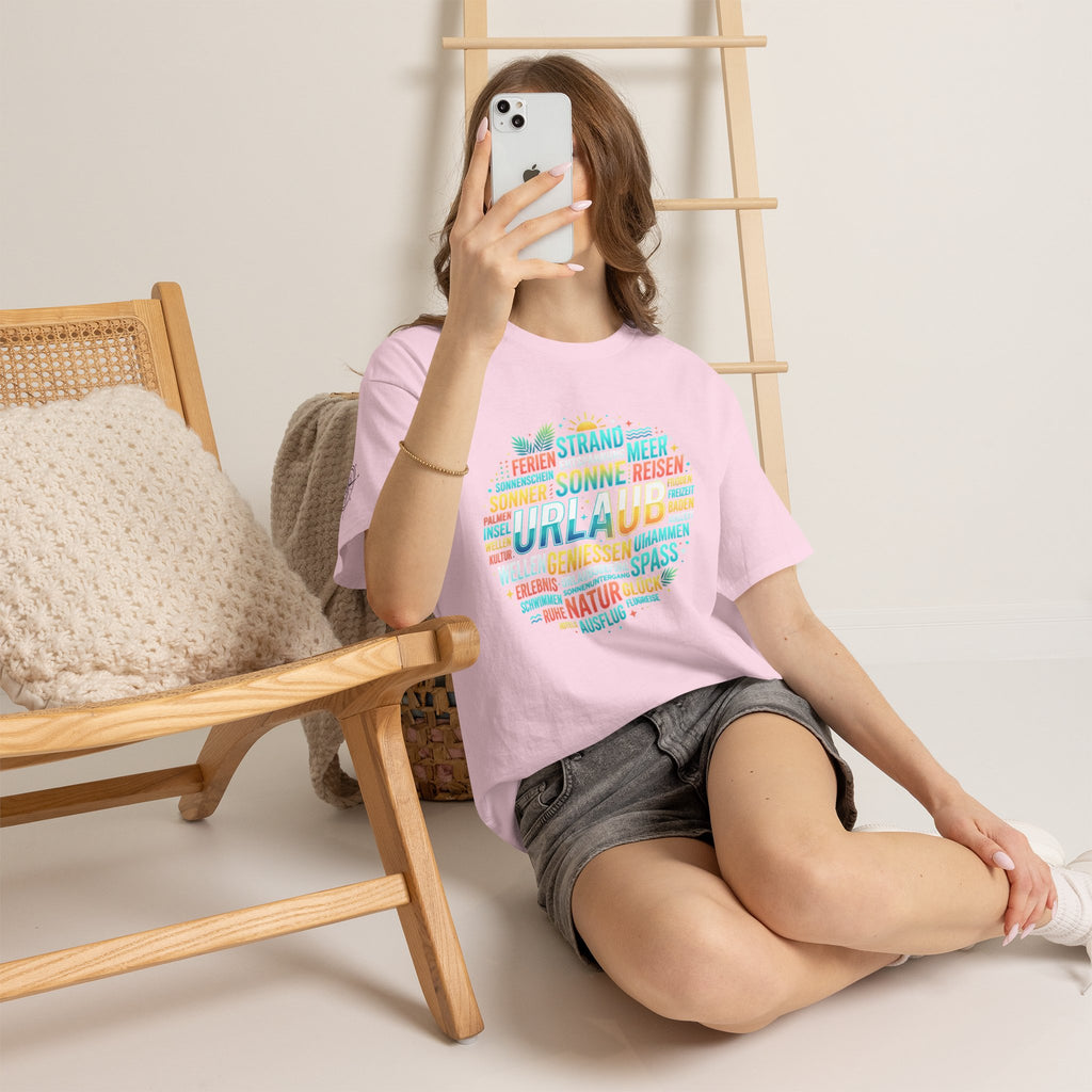 Strandurlaub T-Shirt – Retro Sonnenuntergang mit Palmen & ‚Urlaub‘ Wortwolke – T-Shirt – ESTID