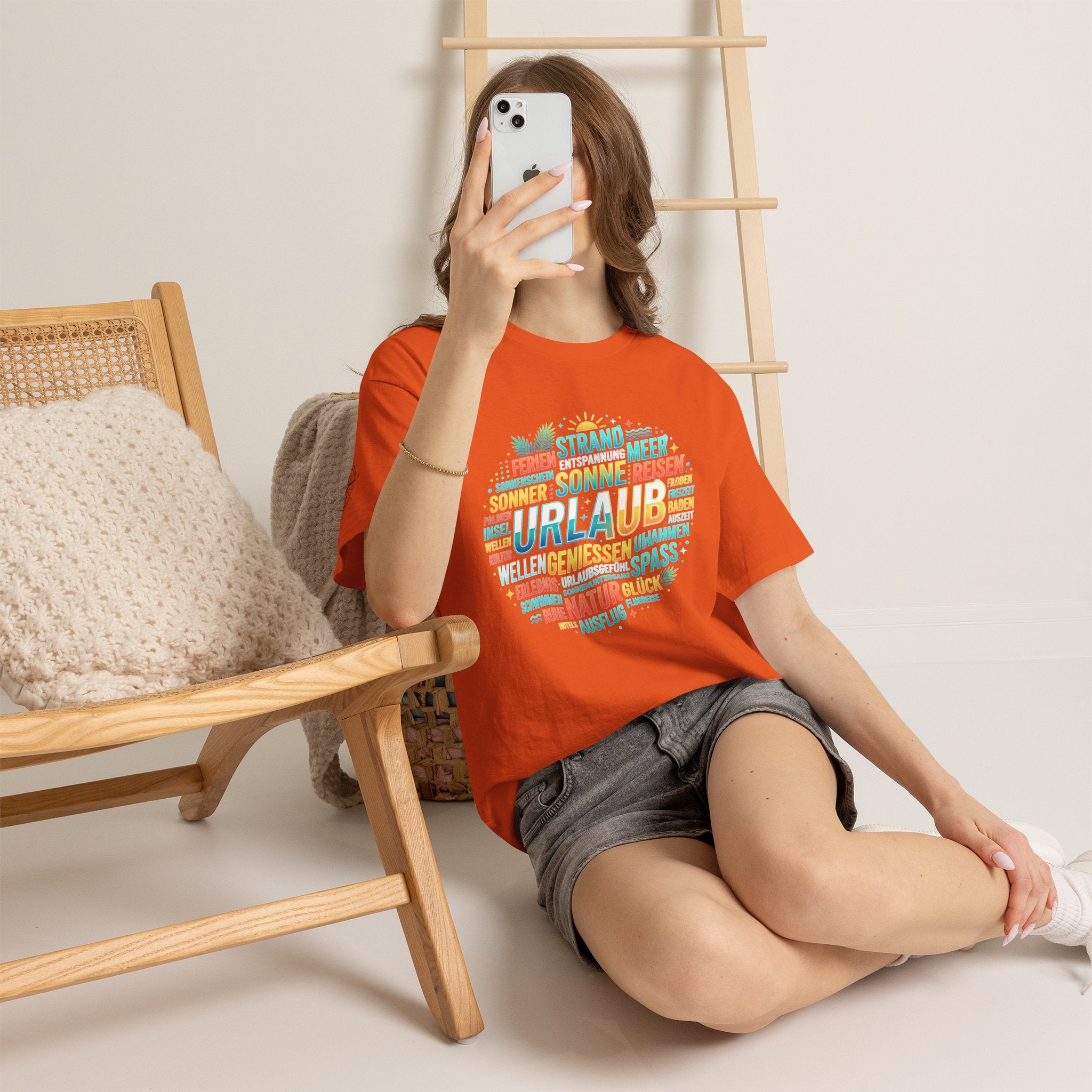 Strandurlaub T-Shirt – Retro Sonnenuntergang mit Palmen & ‚Urlaub‘ Wortwolke
