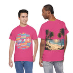 Strandurlaub T-Shirt – Retro Sonnenuntergang mit Palmen & ‚Urlaub‘ Wortwolke