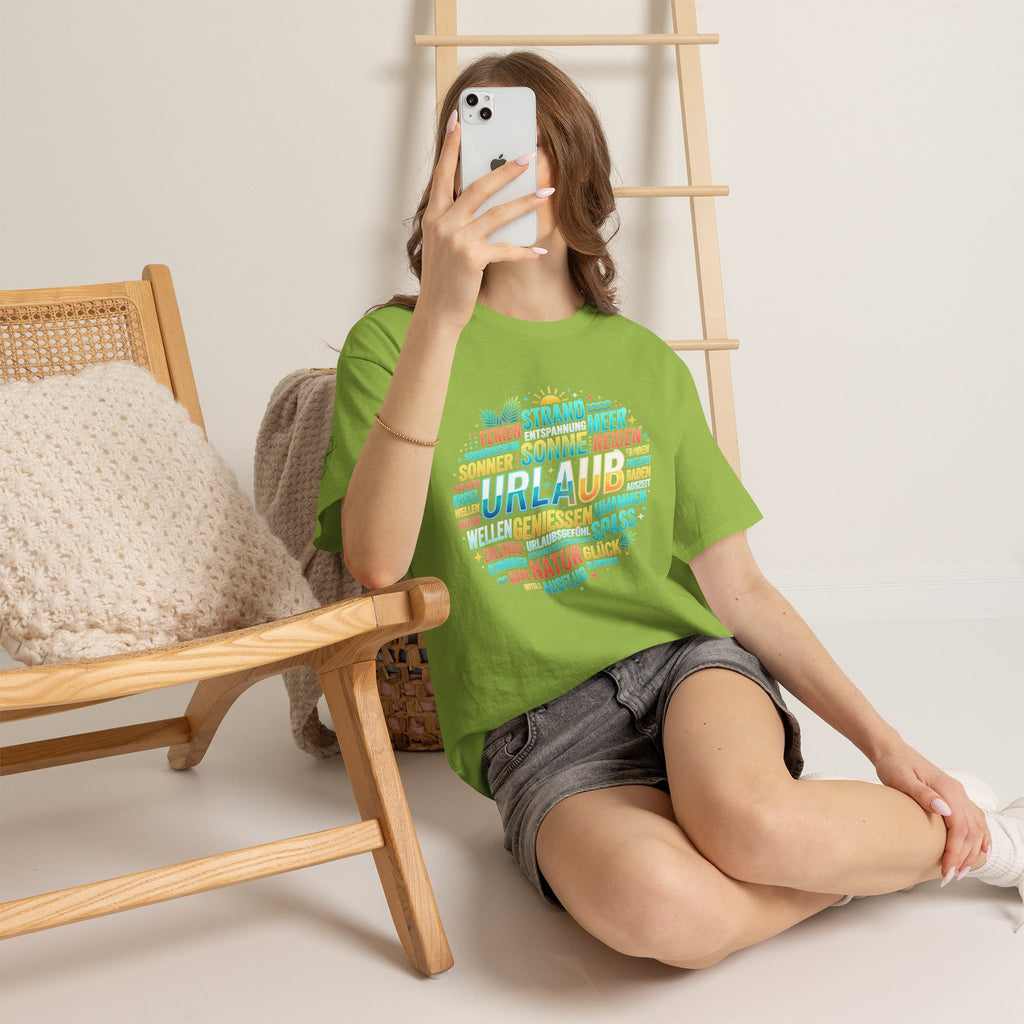 Strandurlaub T-Shirt – Retro Sonnenuntergang mit Palmen & ‚Urlaub‘ Wortwolke