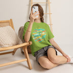 Strandurlaub T-Shirt – Retro Sonnenuntergang mit Palmen & ‚Urlaub‘ Wortwolke