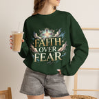 Faith Over Fear Crewneck Sweatshirt – Christliches Kreuz & Jesus Pullover