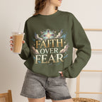 Faith Over Fear Crewneck Sweatshirt – Christliches Kreuz & Jesus Pullover