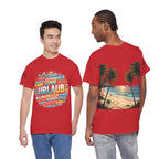 Strandurlaub T-Shirt – Retro Sonnenuntergang mit Palmen & ‚Urlaub‘ Wortwolke